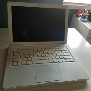 Old Macbook laptop probably made in 2009 or 2010.